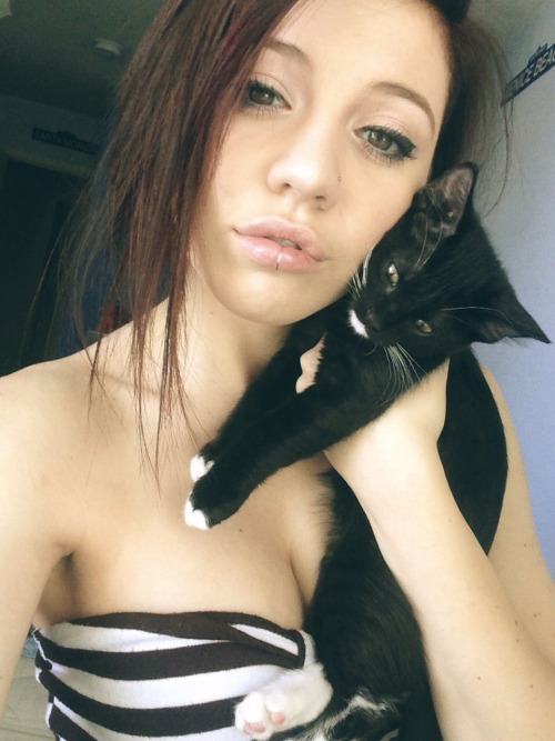 -shr00ms:  I want it pierced so bad