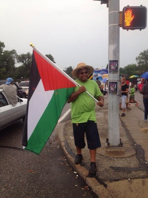 blackpeopledoshittoo:Man waving a Palestinian flag in Ferguson “because they supported St. Louis.”Po