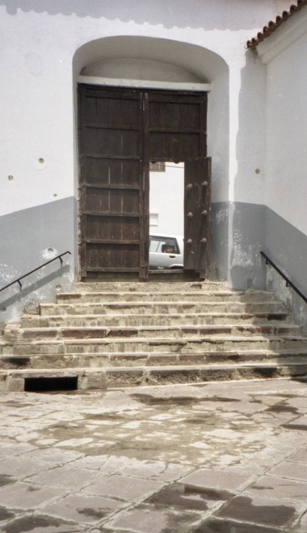 Escalera y puerta, patio interior, casa, Sucre, Chuquisaca, 2006.