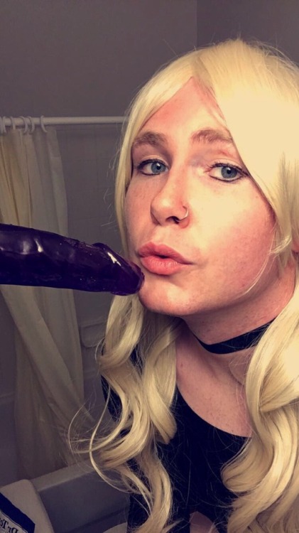 gagmymouth:  gagmymouth:  💋Jade gives deep head💋  Sooo my snapchat is GAGGEDJADE, I’m feeling horny so I’ll maybe post some things on there tonight😊