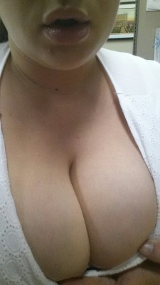 hmcouple:  More cleavage and more lips at