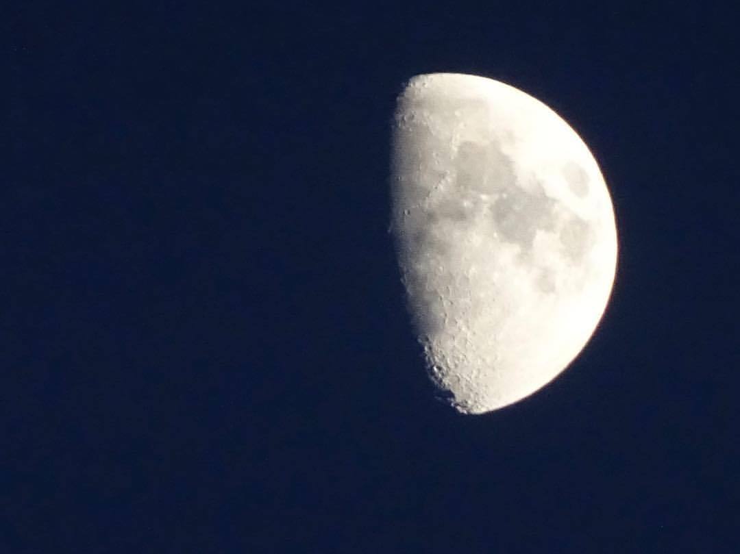 雲間の月
#月 #moon #halfmoon #sky #mysky #イマソラ #nofilter #ノーフィルター
#sony #cybershot #hx90v (Hachioji, Tokyo)
https://www.instagram.com/p/BpEVP_9AprB/?utm_source=ig_tumblr_share&igshid=k0zn8tni5md8