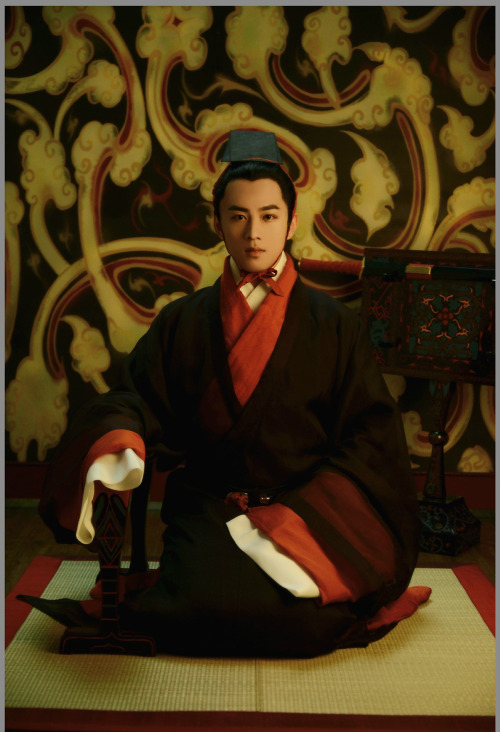 Historical accurate traditional Chinese fashion in Western Han dynasty. Garments: 长冠cháng guàn(汉高祖刘邦