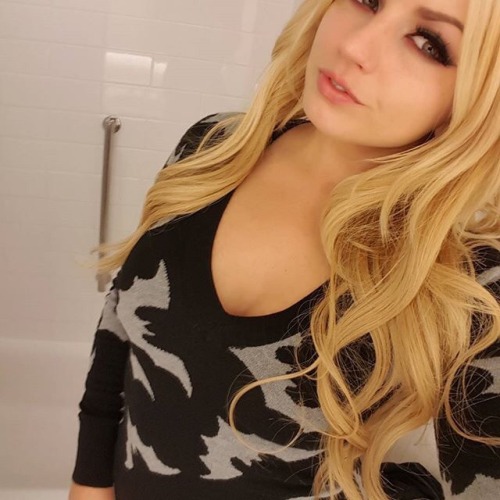 the-wolvesden:  Lexi Belle looking gorgeous. @author-of-all-sins @buzzpilot1 