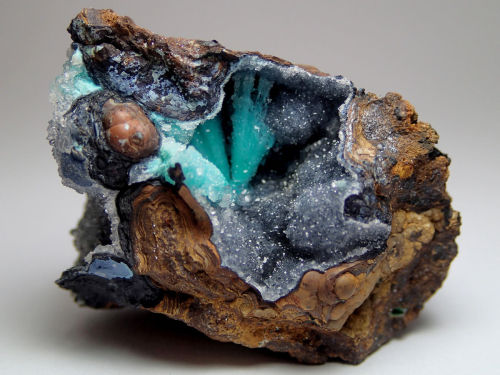 bijoux-et-mineraux: Chalcedony coating Fluorapatite replacing Tarbuttite - Skorpion mine, Diamond A