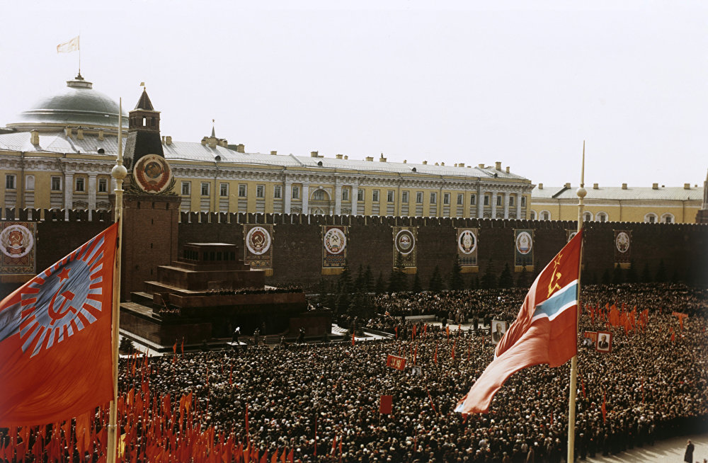 Москва приветствует. Гагарин на красной площади 1961. Встреча Гагарина на красной площади. Встреча Гагарина в Москве 14 апреля на красной площади. Ликование на красной площади в честь полёта Гагарина 1961.