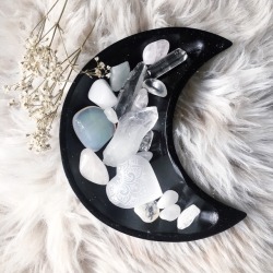 curuni: Finally got my paws on the luna dish from killstar that I’ve been wanted for god knows how long.   🌛 Instagram.com/spookyjaye 🌜 