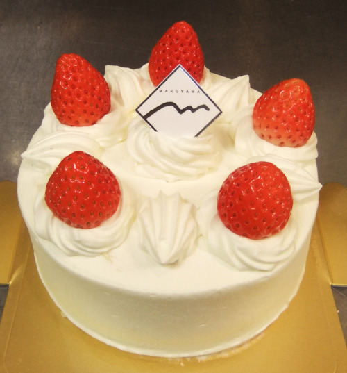 丸山菓子舗バースデーケーキ紹介 いちごのデコレーション シンプルないちごのデコレーションケーキです サンドにもいちごを使用しました 丸山菓子舗バースデーケーキ紹介 いちごのデコレーション シンプルないちごのデコレーションケーキです サンドにもいちごを使用しました