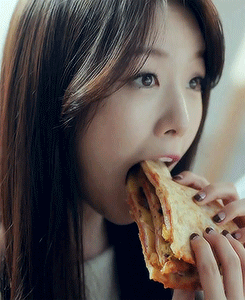 kpoptrollogy:  proper way to eat pizza 