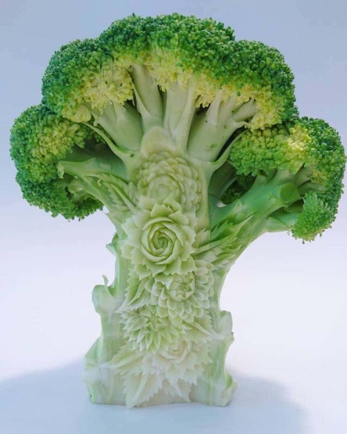 mymodernmet:  Food Artist Hand-Carves Incredibly Intricate Patterns Into Fruit and Vegetables. 