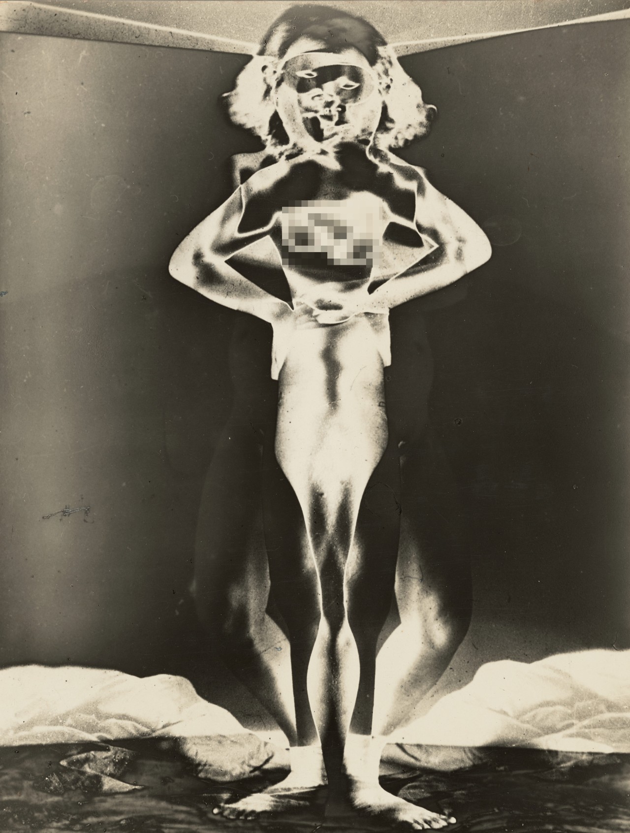 OSAMU SHIIHARA 椎原 治 / “SPIN” / 1939
[gelatin silver print (solarized) | 29.5 × 22.5 cm.] #osamu shiihara#surreal#analog#film photography#modern art#monochrome #black and white #30s#japanese#photography#u
