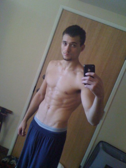 undie-fan-99:  The neighborhood ladies got up extra for their coffee when he was out running