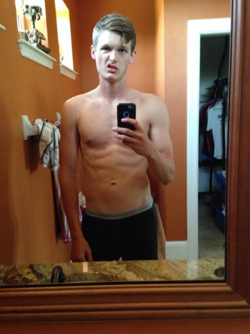 nakedguysfromkik:  Say hi! To kamil :p