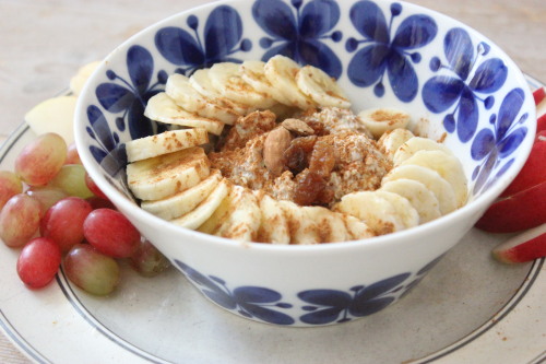 whenspeakingofavegan:  Breakfast: raw-buckwheat porridge made of: sprouted buckwheat, sprouted sunflower seeds & walnuts and 1 chopped fig. Topped with banana, cinnamon, coconut sugar, almonds and raisins.! Sweet mornings!  
