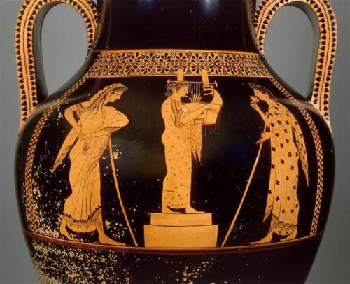 hellenismo:  A player between two listeners… (from Athens, 530 BCE, found in Vulci; now in the Grand