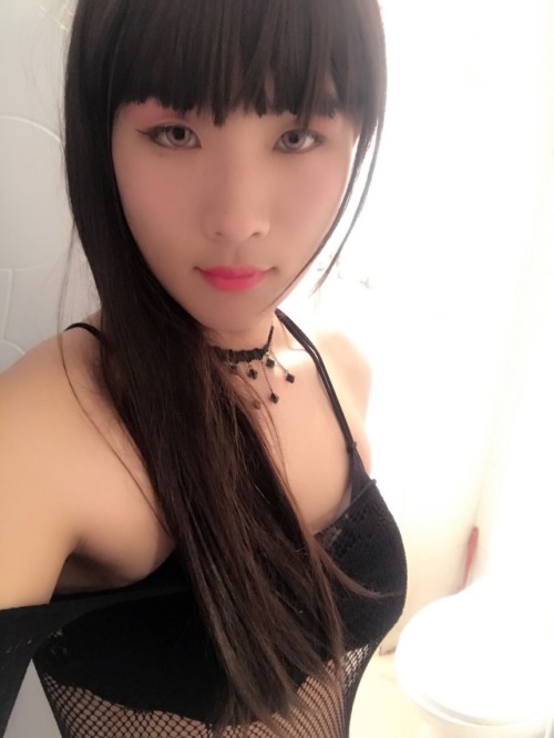bigandsexq:新买的美瞳~ 还有我的小~ 喜欢吗有人要舔舔她吗Beautiful Eyes!!!!!