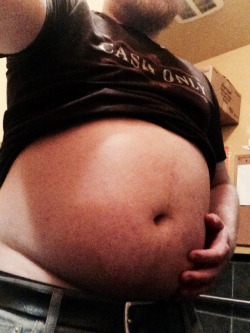 corwincub:  Belly shot while bar tending.