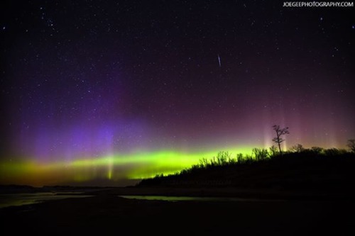 lookatthesefuckinstars:  Aurora Borealis in Michigan (3/17/2015).