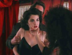 cynema:  Sherilyn Fenn in Twin Peaks (1990-1991) dir. David Lynch 