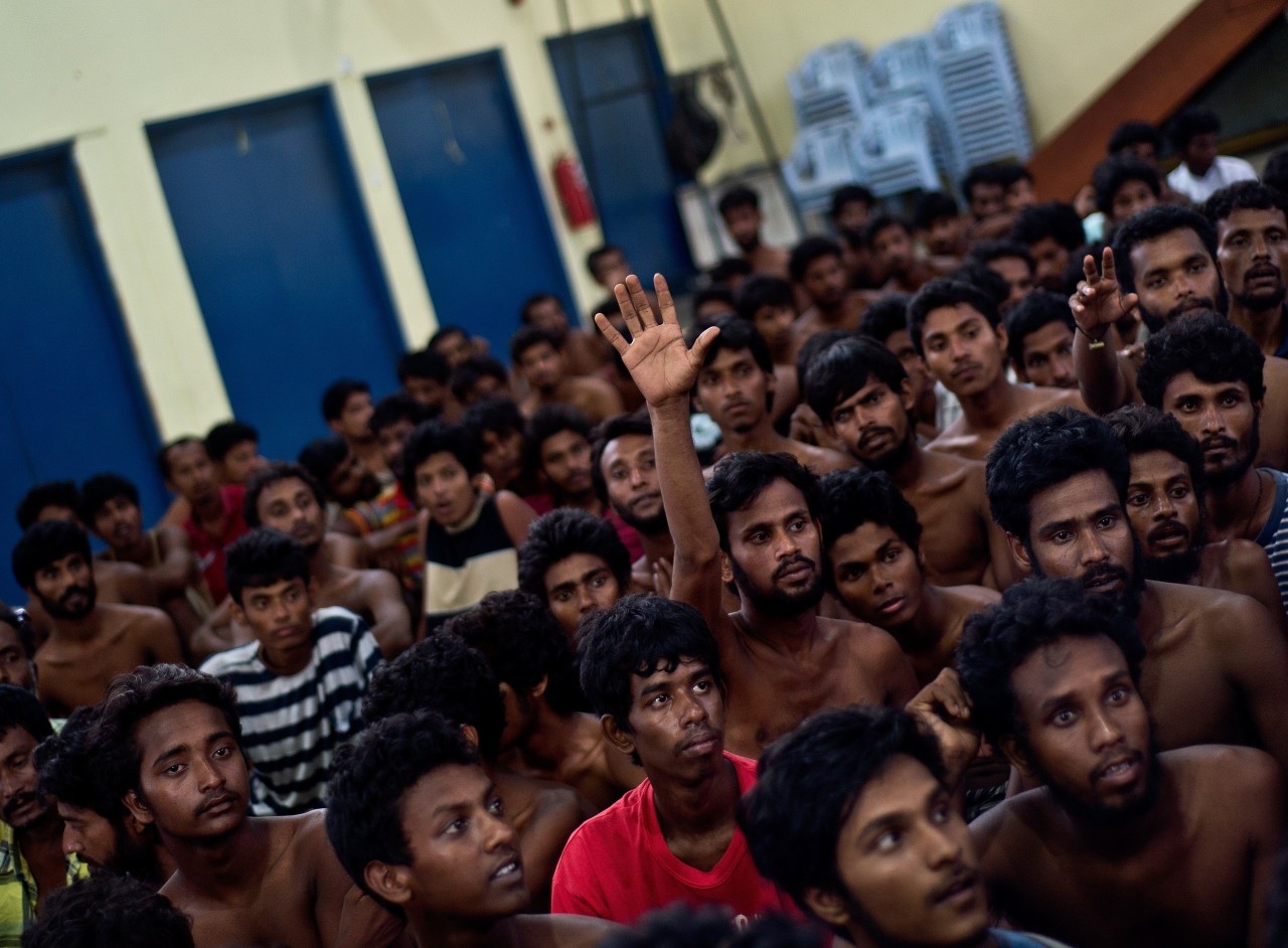 Rescatan a 2.000 inmigrantes frente a las costas de Malasia e Indonesia
Venían de Myanmar y Bangladesh. Unas 1.400 personas fueron rescatadas hoy y se suman a las 600 de ayer. Fueron abandonados por traficantes de personas en los barcos en los que se...