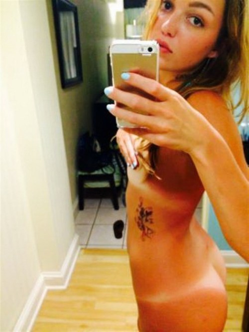 nophotoshedcelebpics:  lili_simmons leaked pics