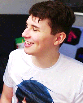 domesticbanting:guess who he’s staring at