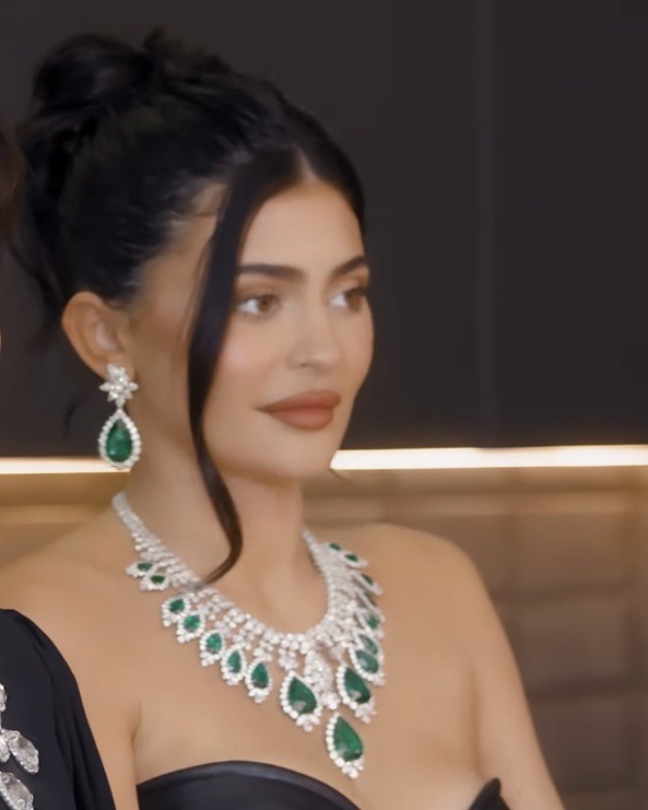 $1.2 MILLION #KylieJenner Emerald Necklace “Dupe” - YouTube