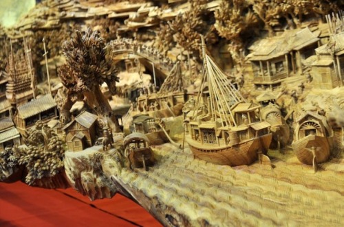 escapekit:  40-foot hand carved sculpture  Chinese wood carver Zheng Chunhui’s incredible hand-carving skills has created this beautiful carving. Standing more than 40 feet long, almost 8 feet wide, and, at one point, 10 feet tall, the massive work