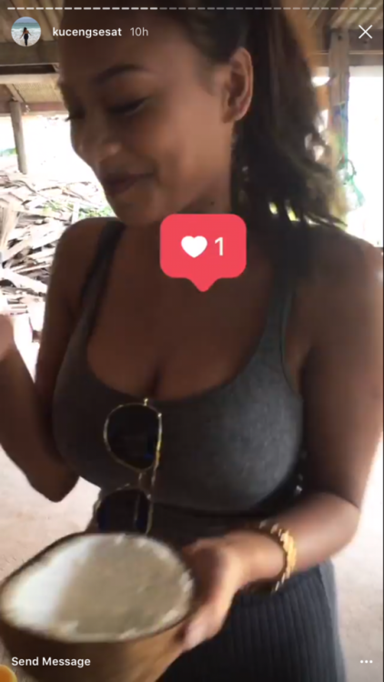 stshort:  tearz92:  ladypose: Kiwak besar peh tetek kau sial kalau aku dapat memang tk keluar bilik 