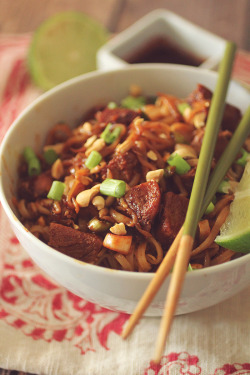 yummyinmytumbly:  Peanut Chicken Pad Thai