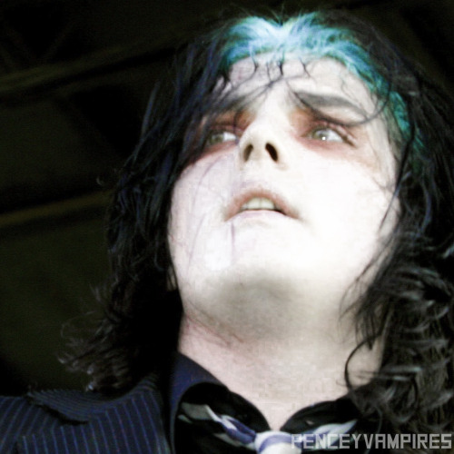 penceyvampires:  Gerard Way + Turquoise roots [ x ] 