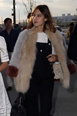 celebritiesofcolor:  Alexa Chung arrives