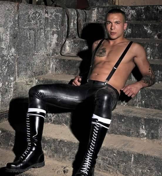 ianskinbull:  sirabersowieso:  http://www.recon.com/SirA  follow me for more cumdripping