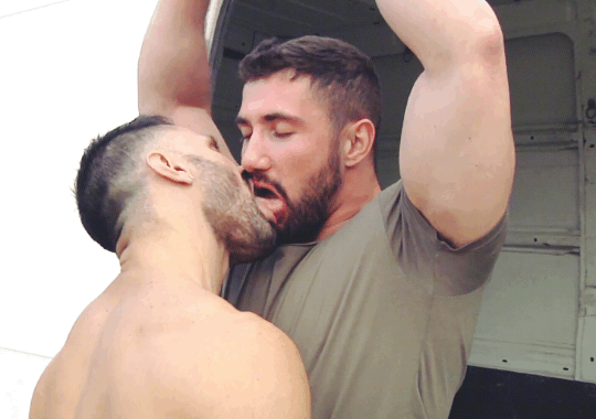 krees-adiccion: krees-adiccion:   WoOw que apetitoso se ve eso 😍   Él sabe lo