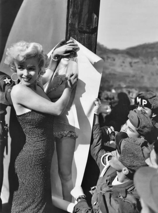 summers-in-hollywood:Marilyn Monroe entertaining the troops in Korea, 1954