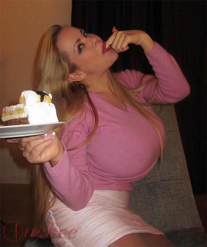 anekee:  Soon my birthday…. This year it will be Sacher torte. 