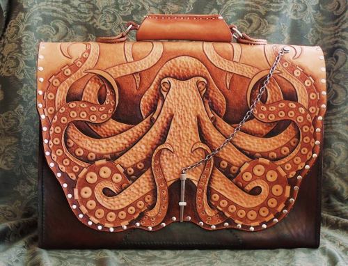 bjornstar:  steampunktendencies:  Leather Work by Simon Norris  Looks like I need a new bag.