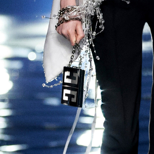 Trendy Bag for FW21: 90′s logo bag.Fendi, Givenchy, Philipp Plein, Tod’s, Moschino, Valentino, Gucci