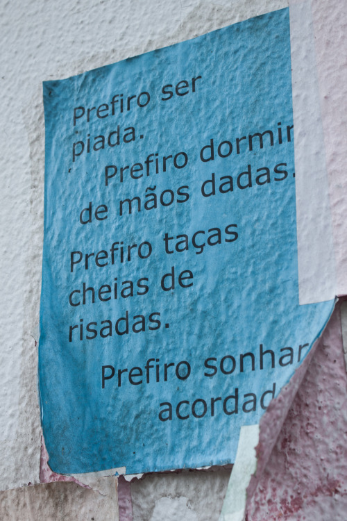 olheosmuros:  “Prefiro ser piada, prefiro dormir de mãos dadas, prefiro taças cheias de risadas, prefiro sonhar acordado” Unesp, Bauru - SP