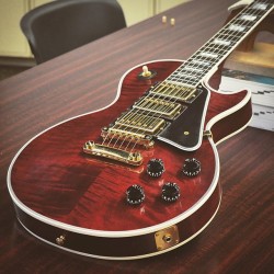 gibsongermany:Gibson Les Paul 3 Pickup VOS in Wine Red! #gibson #lespaul #custom
