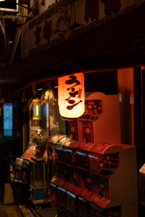 japanpix: Gatcha mschines at night, Kyoto