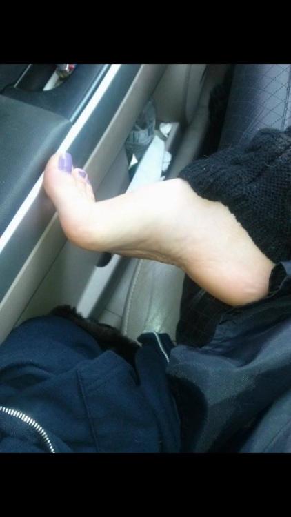 karathefootgoddess: photoshoot selfie style in my car I’m so bored!! like and share for more feets!&
