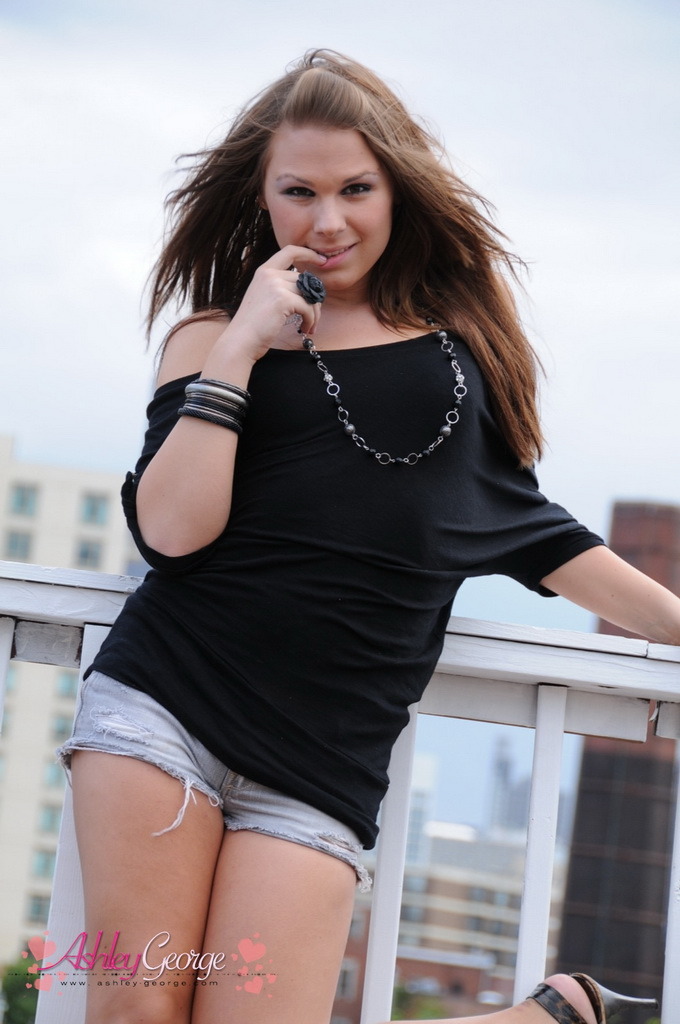 loveminino:  Ashley George Chicago SkylineJoin My New Facebook Grouphttp://adf.ly/aufQt