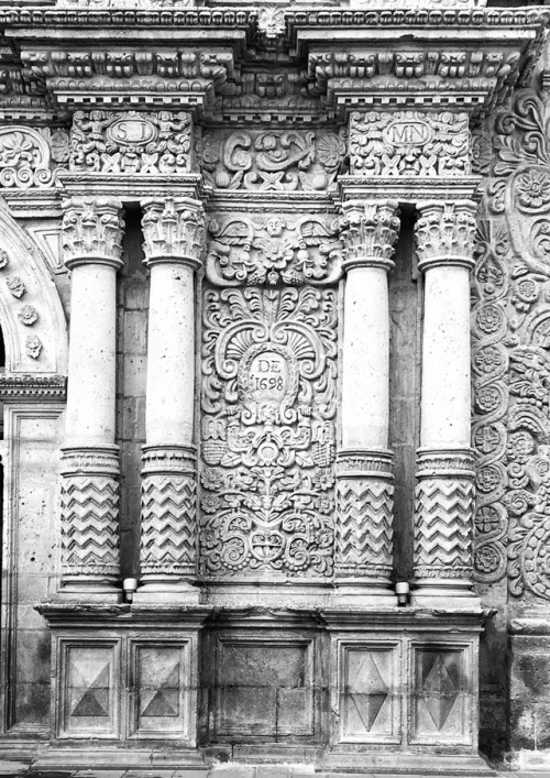 Detalles barrocos sobre los muros exteriores de la Iglesia de la compañía, Arequipa, 2017.The baroqu