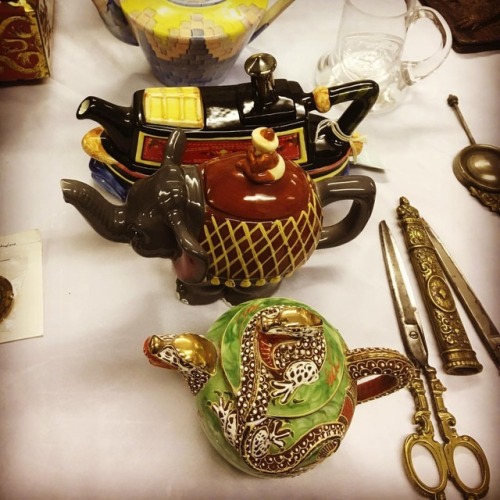 neil-gaiman:Part of Madame Tracy’s teapot collection, with bonus Sergeant Shadwell’s official scisso