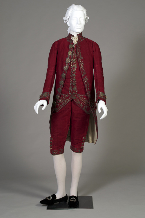 thegentlemanscloset: Red velvet suit, French, 1778. The silver buttons on the waistcoat are ornament