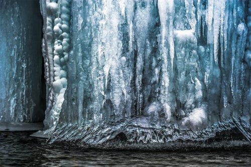 hotteaandoranges: bobbycaputo:    Budapest-Based Photographer Tamas Toth Captured Croatian Plitvice Lakes As They Turned Into A Frozen Fairytale    Splendor. 