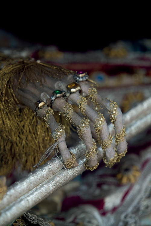 asylum-art-2:  asylum-art-2:  Meet the Fantastically Bejeweled Skeletons of Catholicism’s Forgotten Read   A relic hunter dubbed ‘Indiana  Bones’ has lifted the lid on a macabre collection of 400-year-old  jewel-encrusted skeletons unearthed in