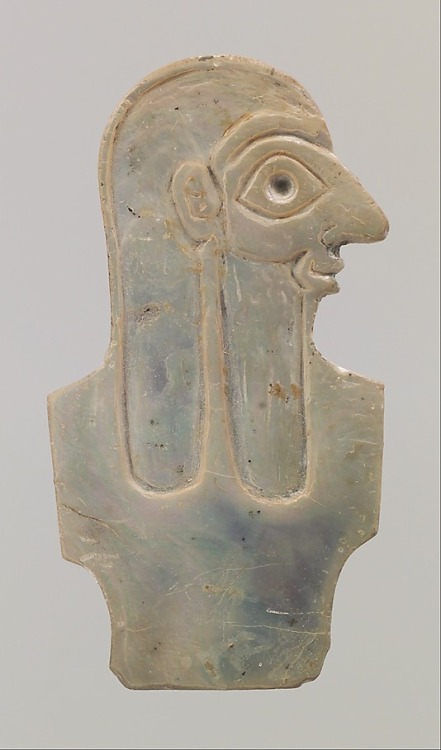 Shell inlay depicting male torso, Early Dynastic IIIa, ca. 2600–2500 B.C.E., Mesopotamia, Sumerian