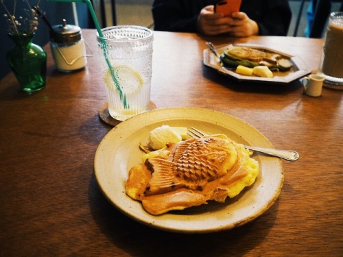 Maruni cafe -Kyoto cityTaiyaki (fish shaped pancake with red bean) and home made lemonade.You can ea